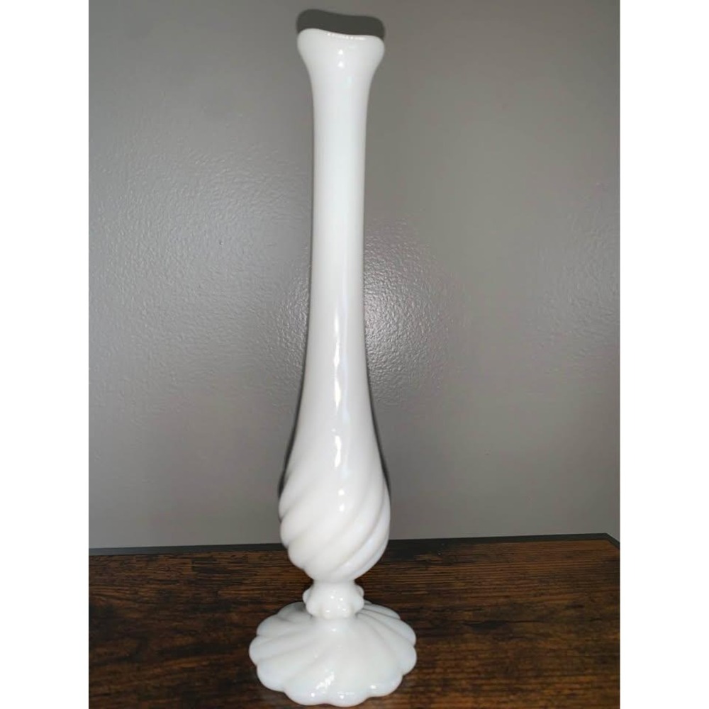 Vintage‎ Swirl Fenton milk glass bud vase
